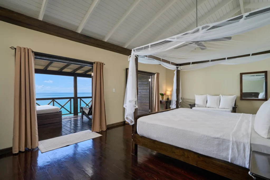 Keyonna Beach Sunset Beachfront Room Living Space