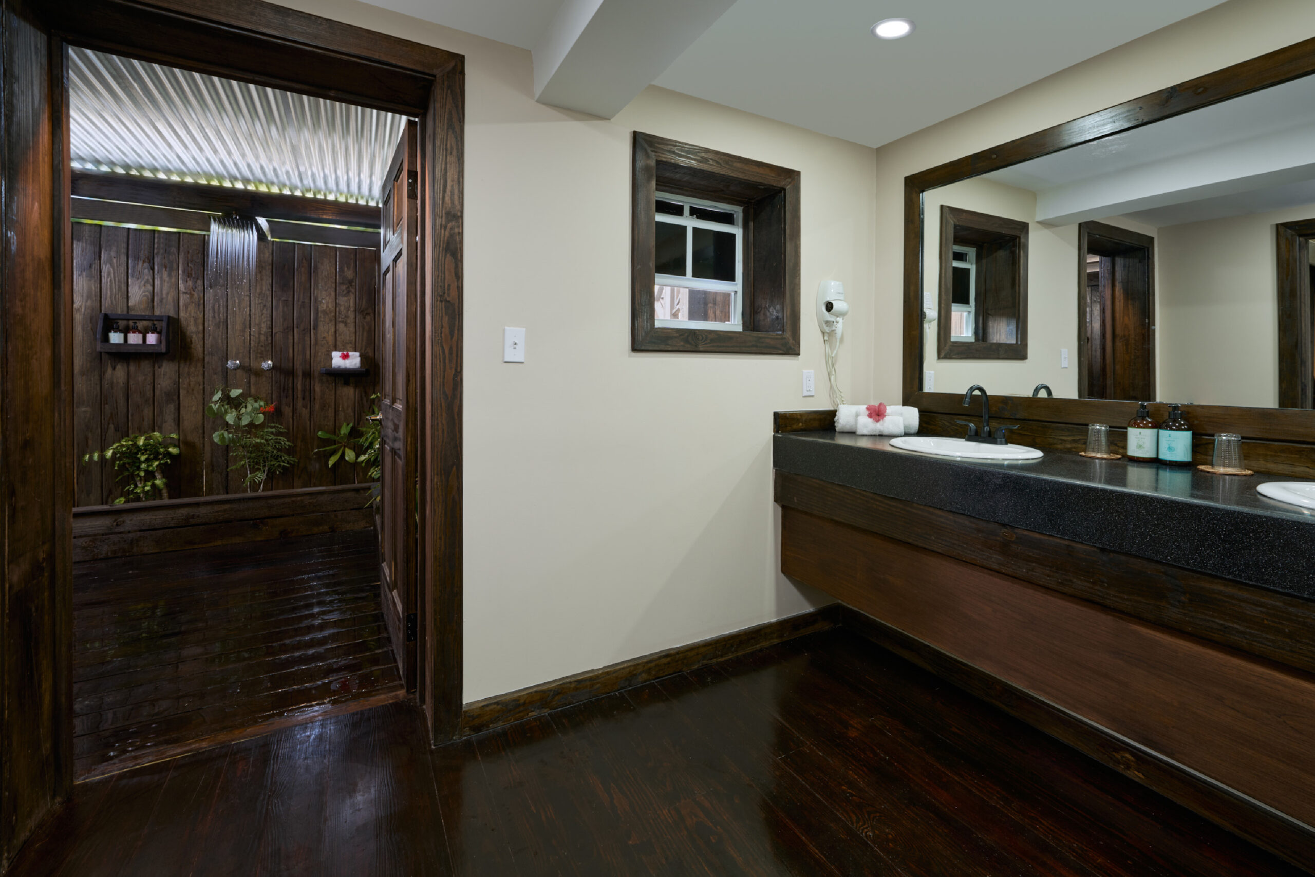 06-Keyonna-Beach-Sunset-Beachfront-Room-Ensuite-LowRes